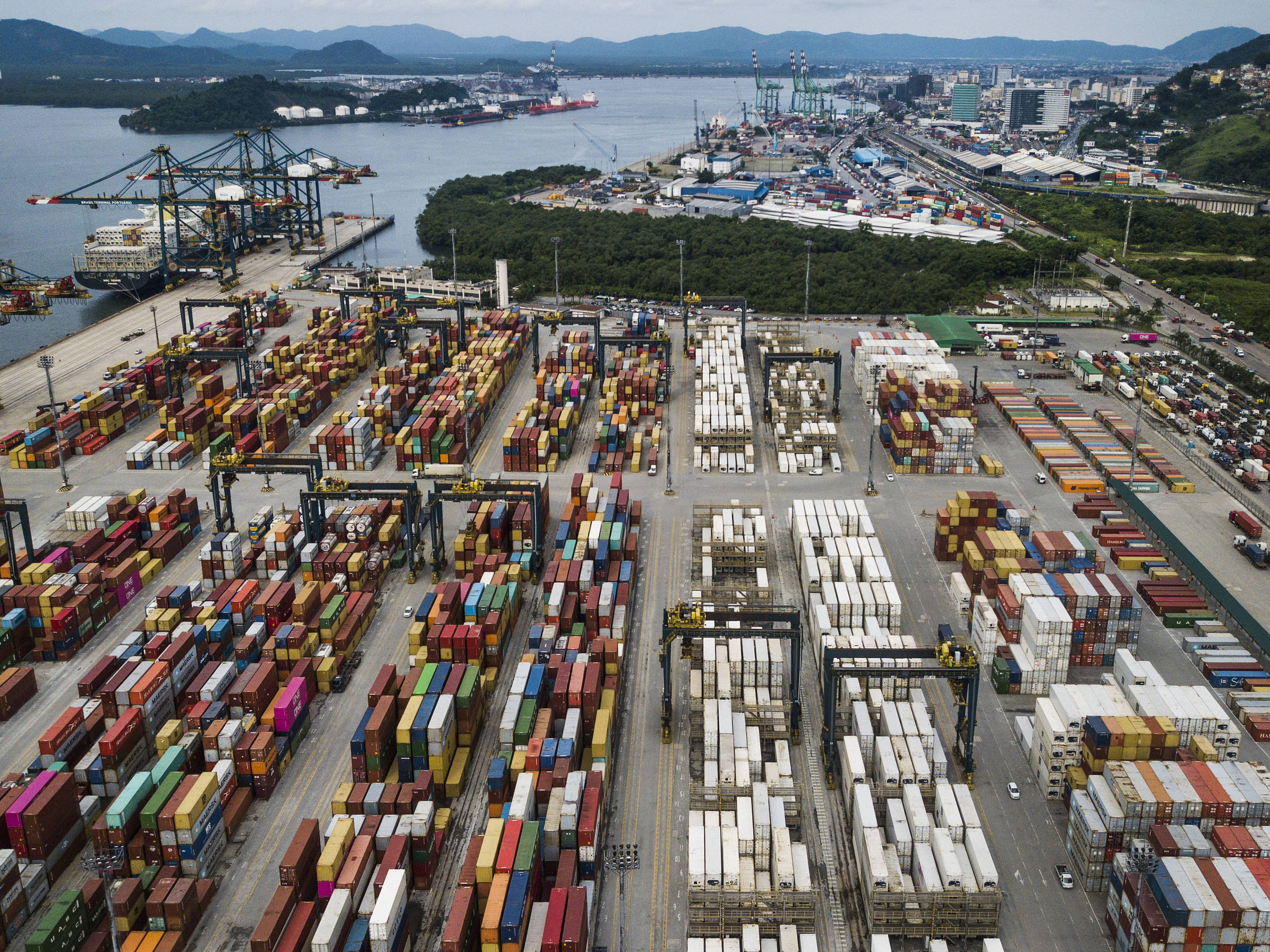 Déficit comercial de novembro vira superávit após governo corrigir erro de quase US$ 4 bi